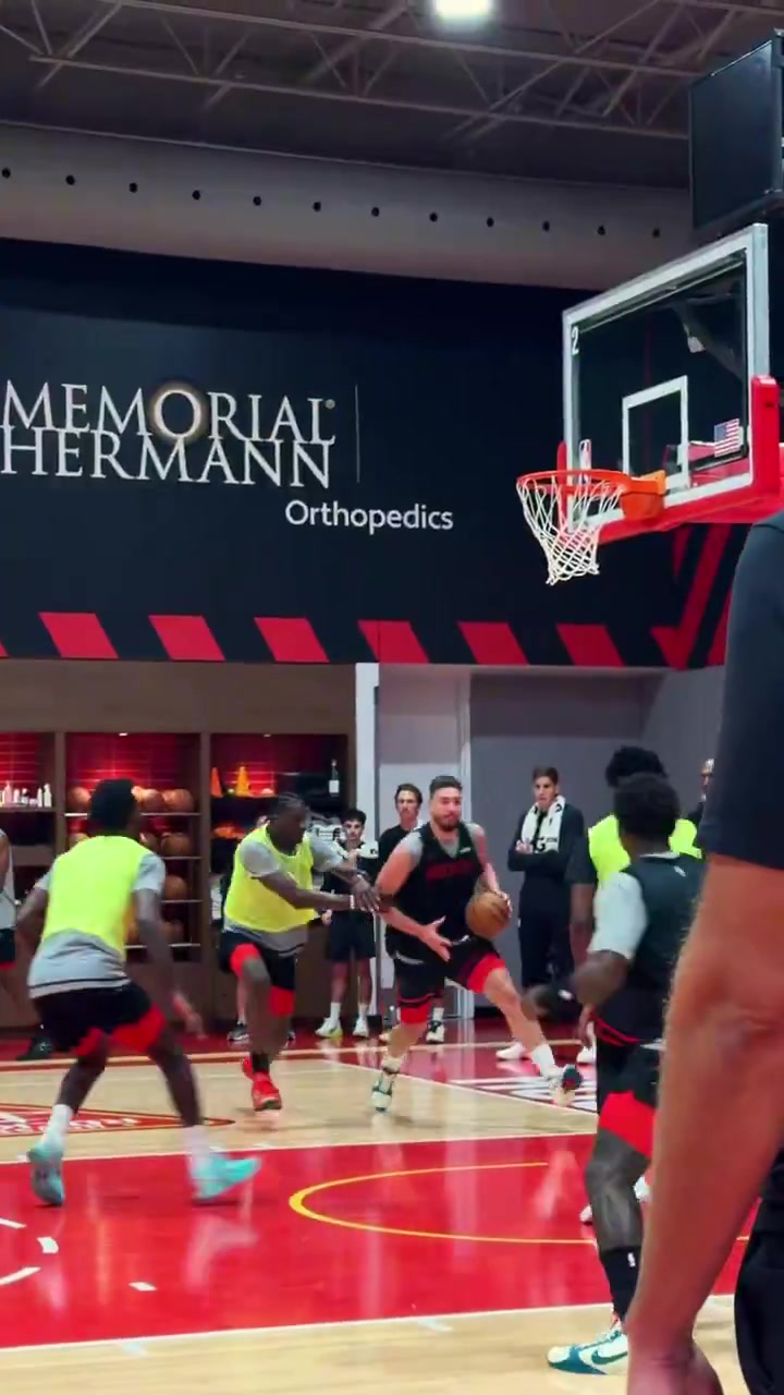 扣到队友抱头！申京训练中各种暴扣 转身动作相当流畅！